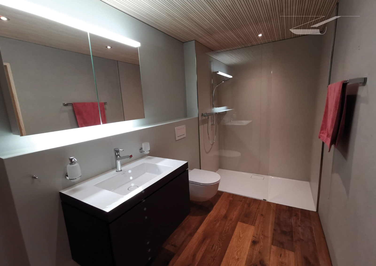 Sanitärinstallation – modernes Bad mit Walk-in-Dusche